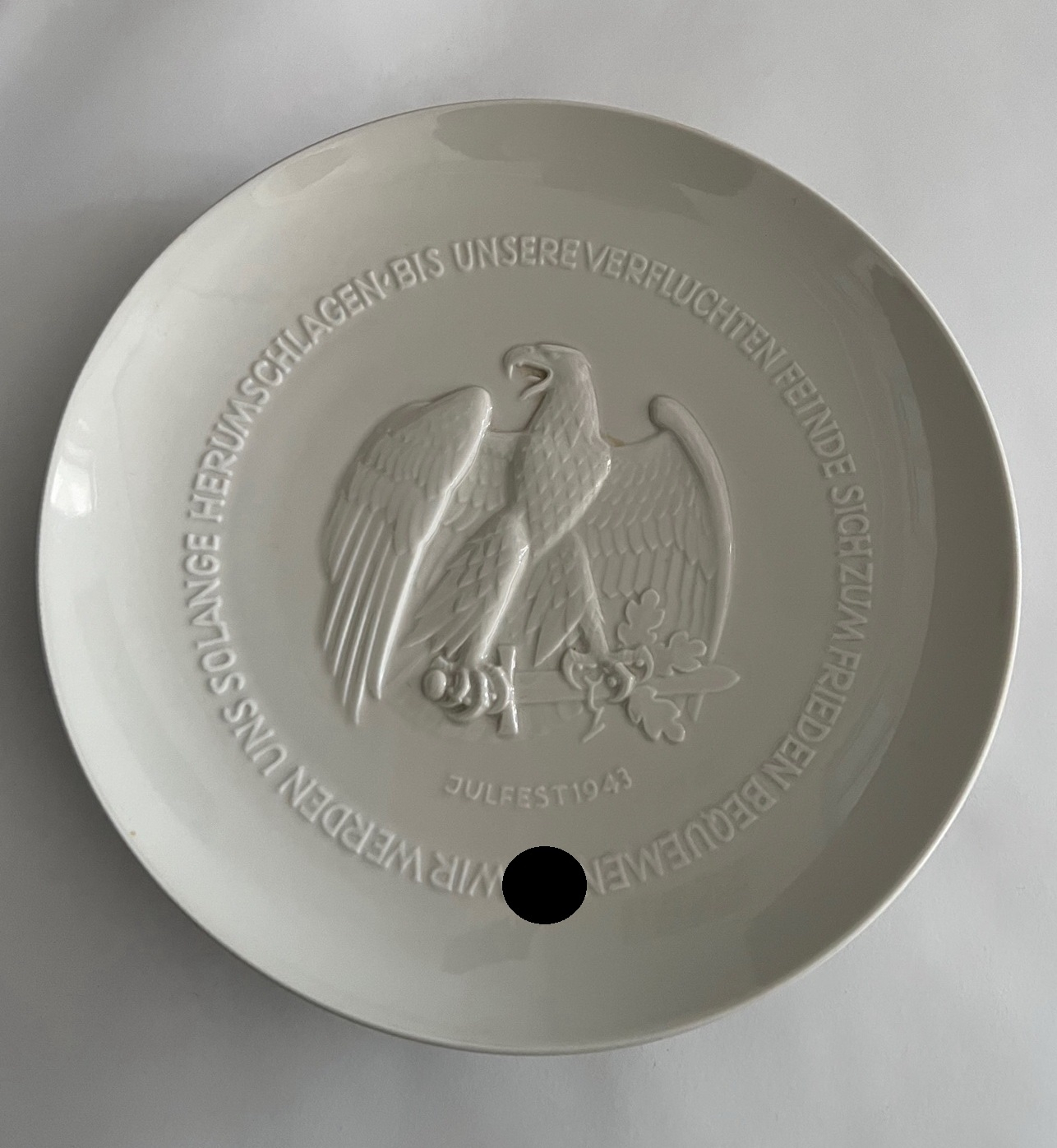 Porcelain Manufacture Allach, Plate "Julfest 1943 Wir werden uns solange herumschlagen bis unsere verfluchten Feinde sich zum Frieden Bequemen" – Bild 1