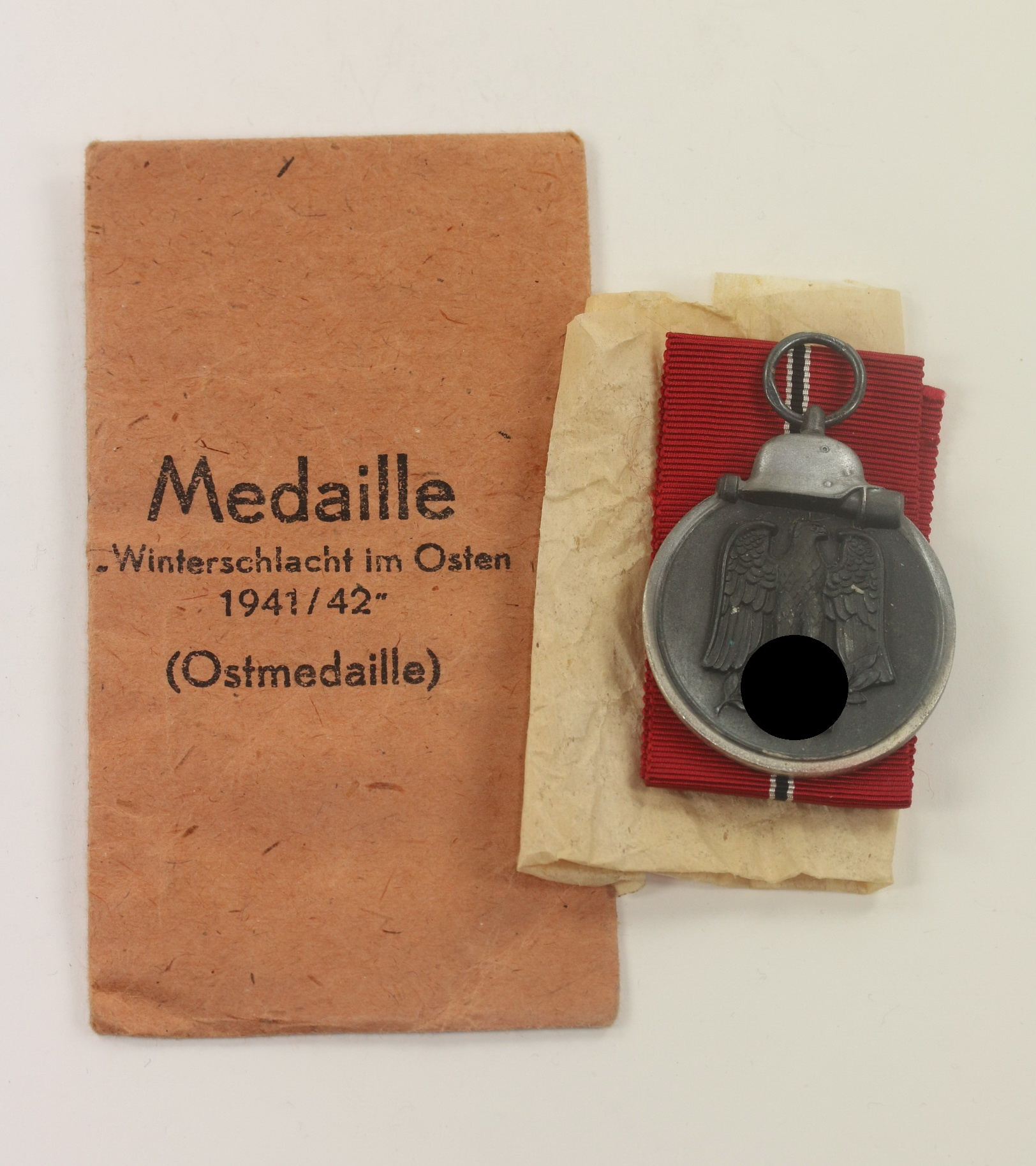 ostmedaille_hst Ostmedaille, Hst. 13, in Verleihungstüte Gustav Brehmer, Markneukirchen i. Sa. – Bild 1