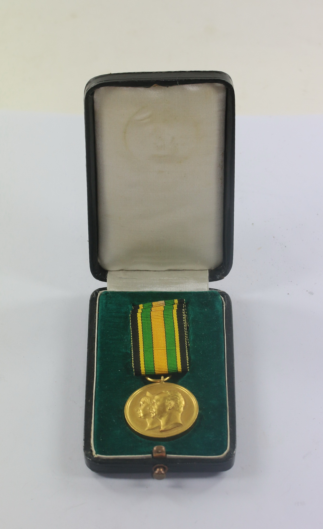 sachsenweimareisenach_jubil_umsmedaille_zur_goldenen_hochzeit_1892_im_etui_1_ Sachsen-Weimar-Eisenach, Cased Gold Jubilee Medal 1892. – Bild 1