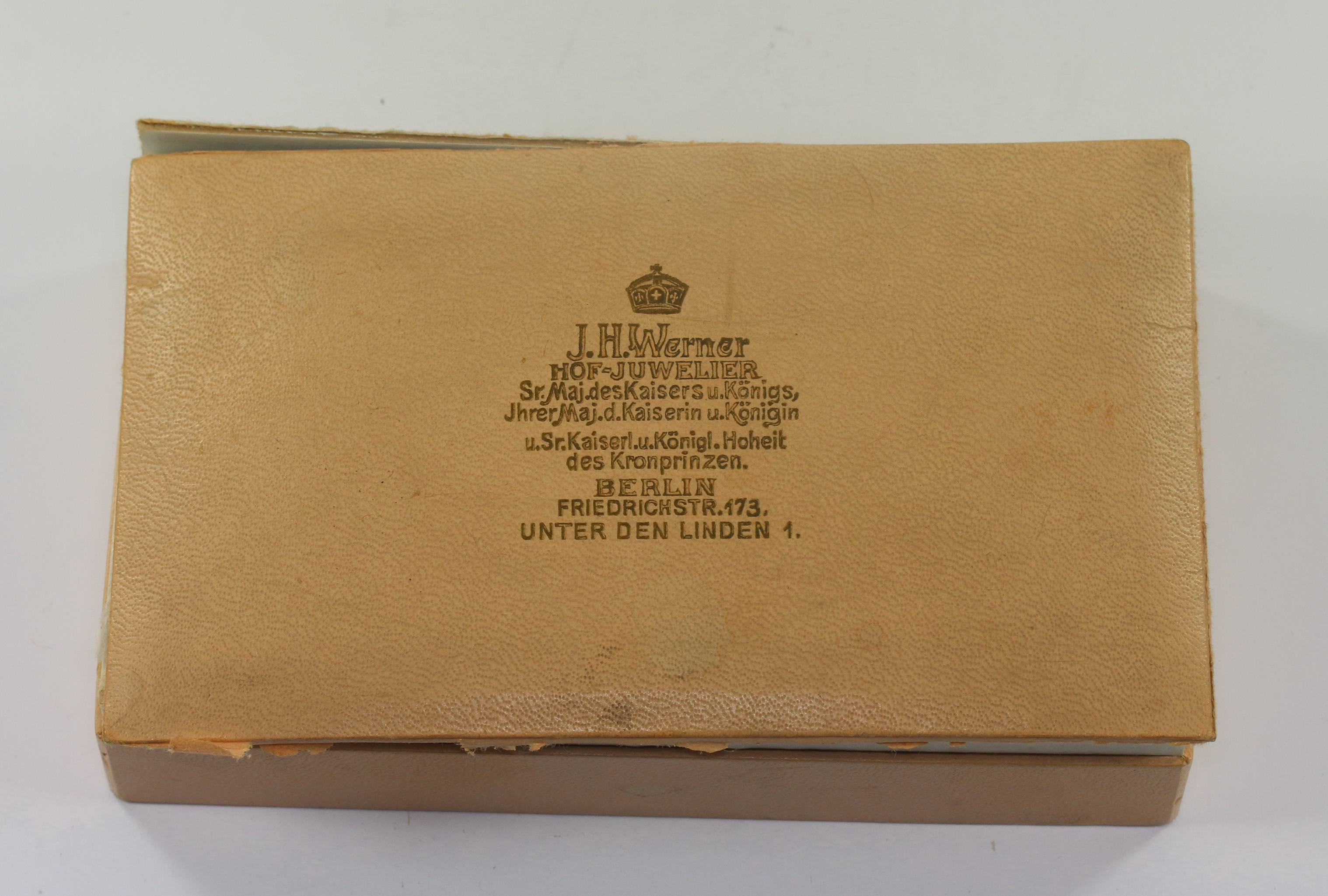 schachtel_f_r_ordensschnalle_j Box for a Medal Bar, J.H. Werner Hof-Juweliere Sr. Maj. des Kaisers u. Königs. Ihrer Maj. der Kaiserin u. Königen u. Sr. Kaiserl. u. Königl- Hoheit des Kronprinzen – Bild 1