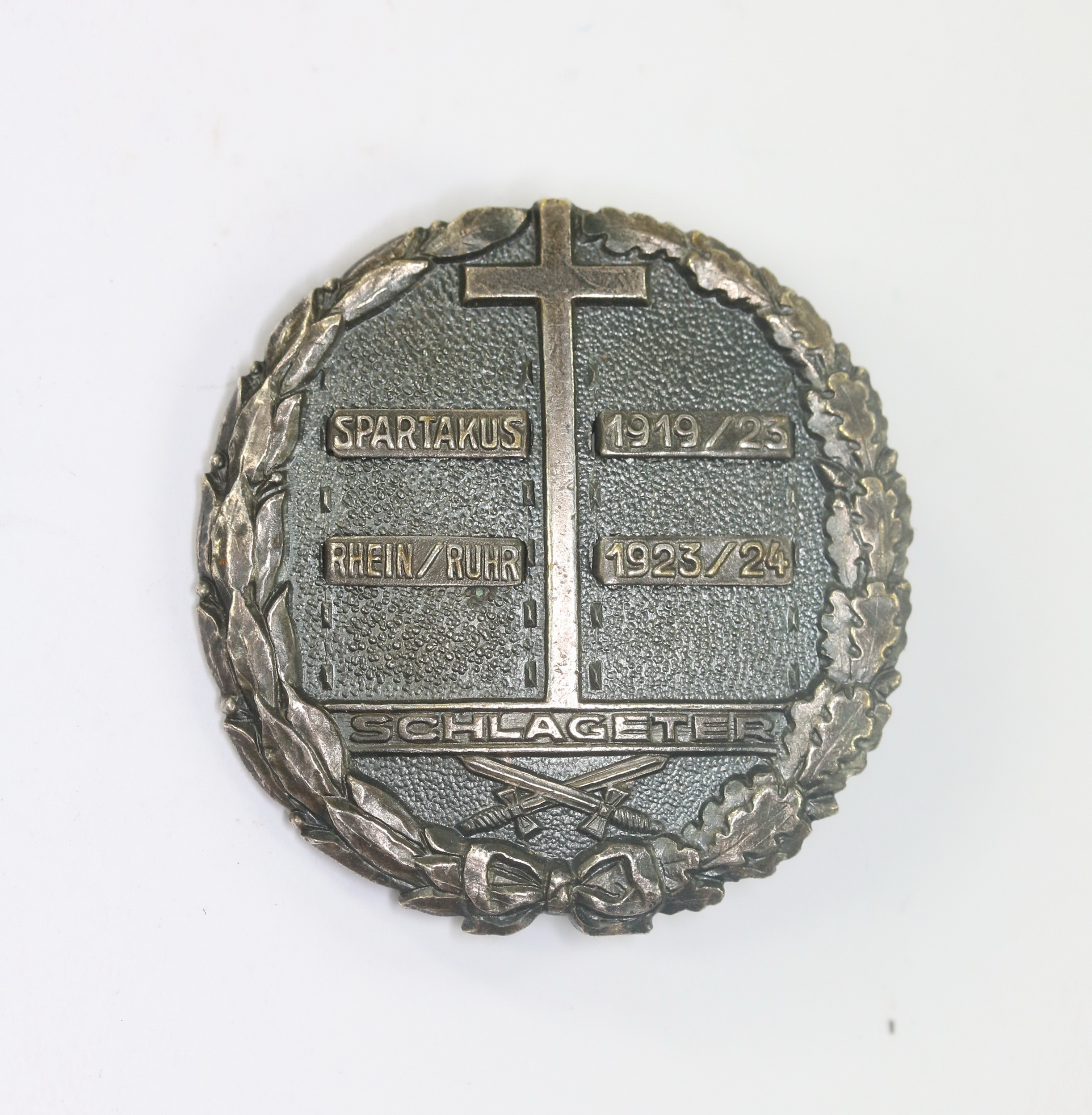 Schlageter Shield, 3rd Pattern (Round) with bars "Spartakus" "1919/23" and "Rhein/Ruhr 1923/24". Maker Paul Küst Berlin SW 19 Seydelstr. 19A – Bild 1