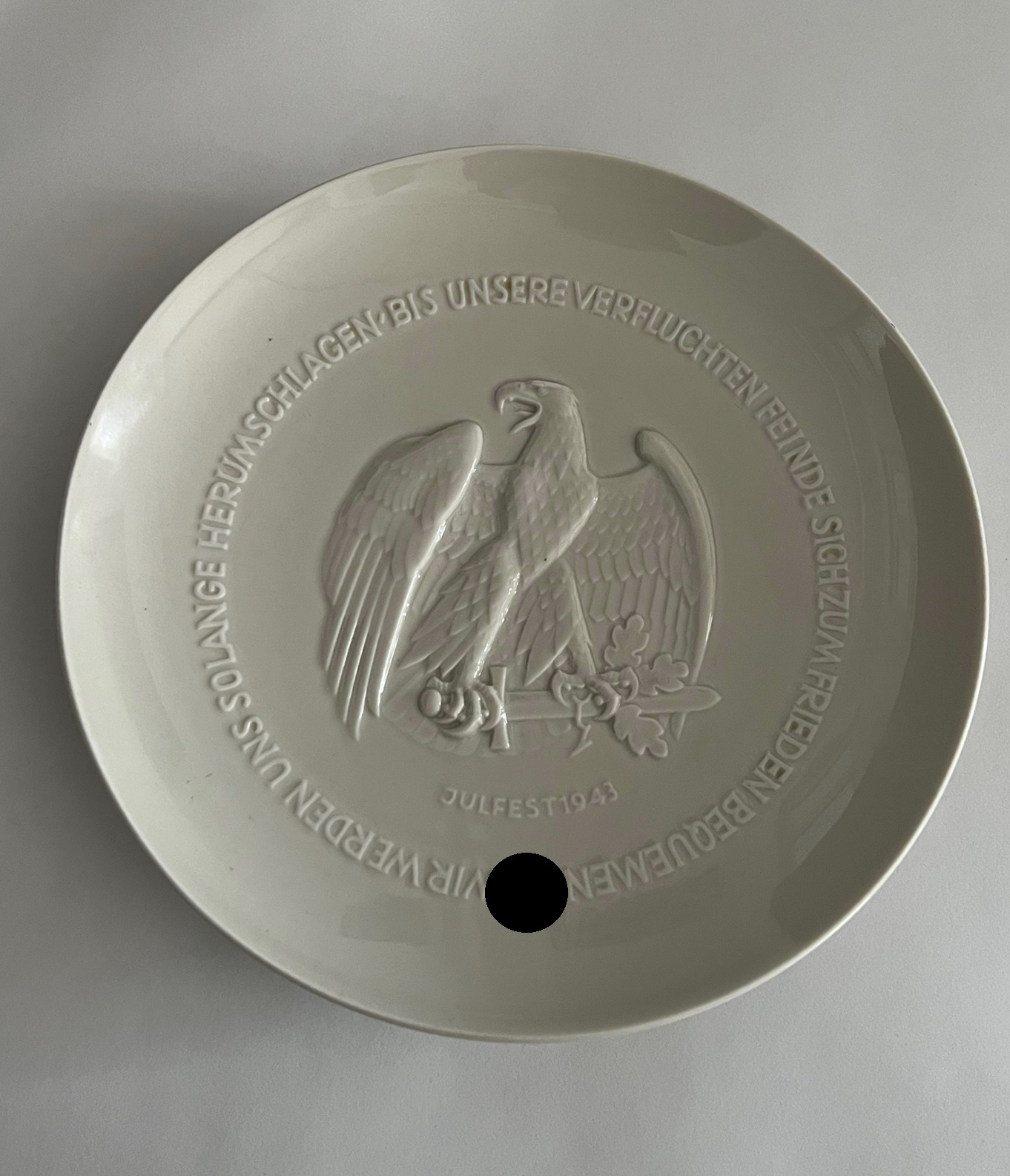 Porcelain Manufacture Allach, Plate "Julfest 1943 Wir werden uns solange herumschlagen bis unsere verfluchten Feinde sich zum Frieden Bequemen" – Bild 1