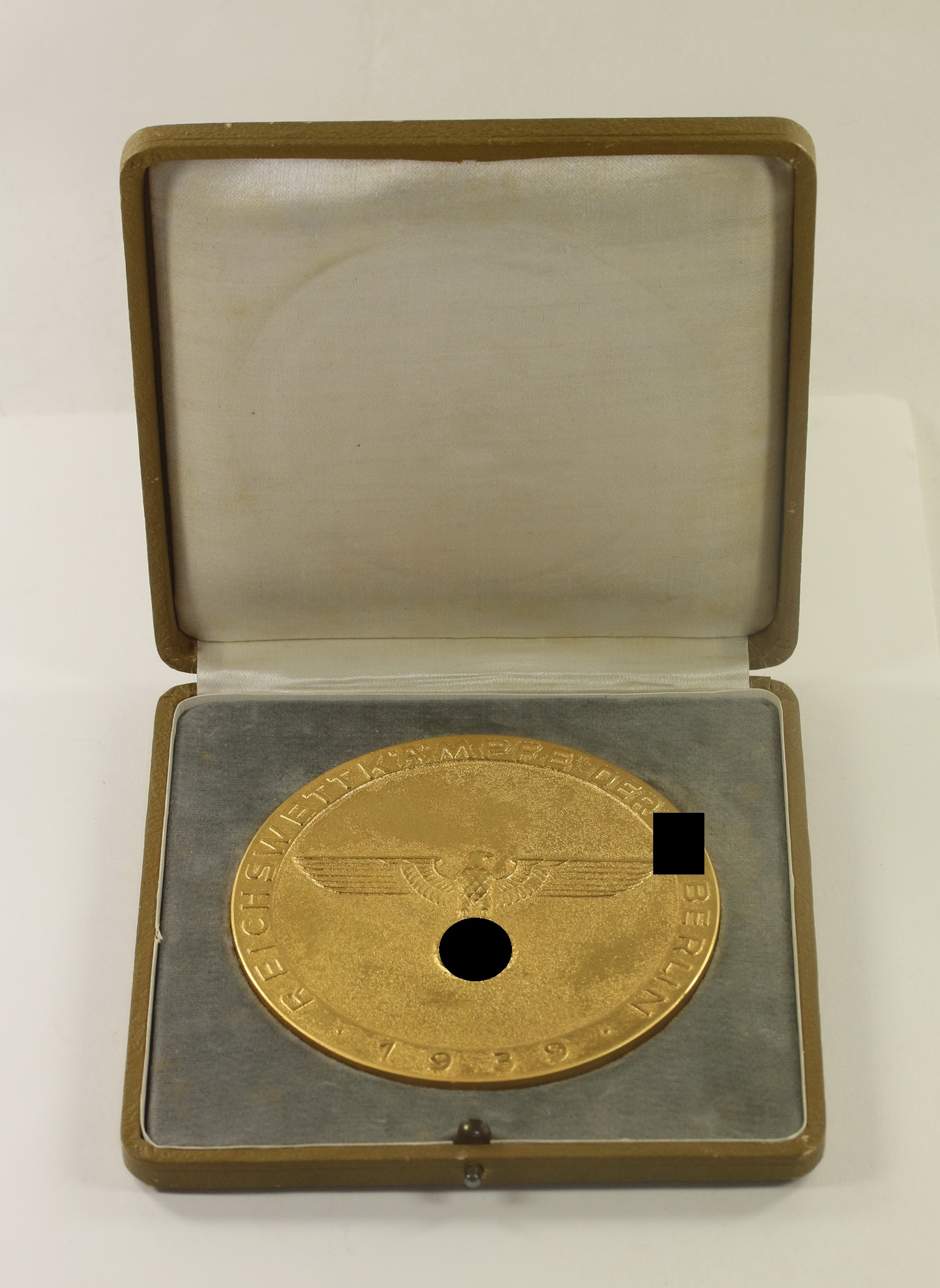 sturm_abteilung_sa_gro_e_siegerplakette__reichswettk_mpfe_der_sa_berlin_1939__dem_sieger_in_gold_im_etui_1__1 Sturm Abteilung (SA). Cased Large Winner Plaque - Reichswettkämpfe der SA Berlin 1939 - Dem Sieger in Gold. – Bild 1