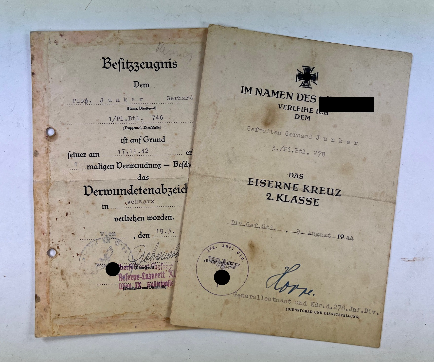 urkunden_gruppe_pionier_1__3 Two Documents Pionier – Bild 1