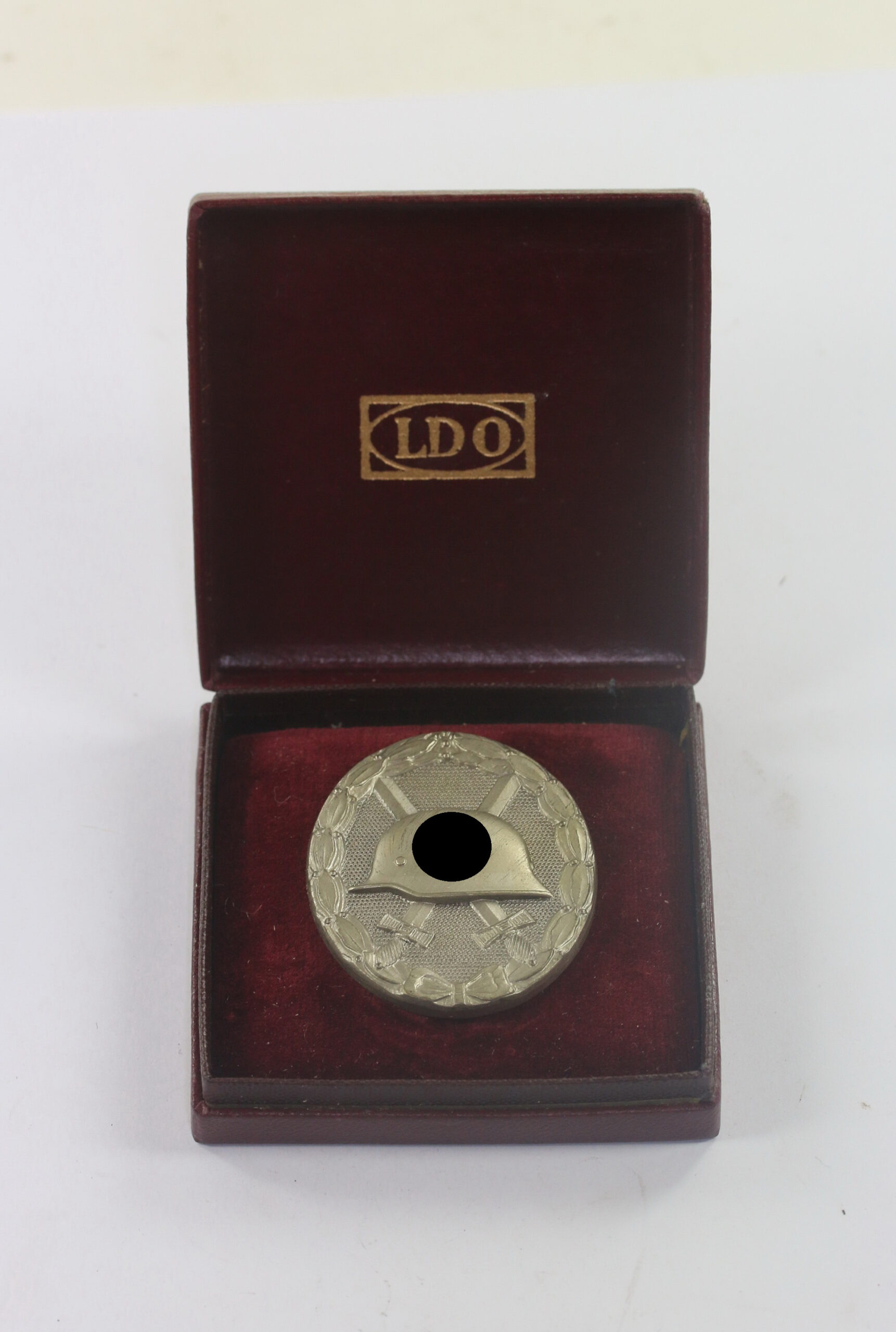 Verwundetenabzeichen in Silber 1939, Hst. L/56 (Buntmetall), im LDO Etui  – Bild 1