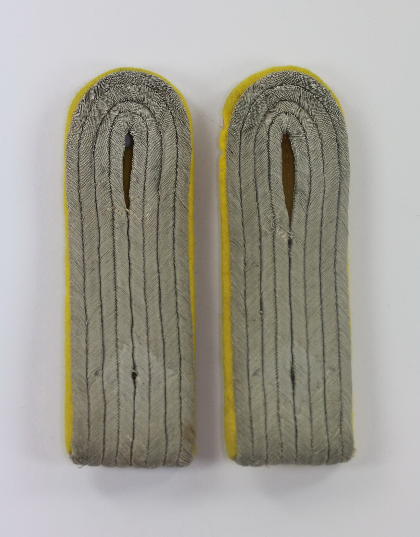 Wehrmacht Heer, Paar Schulterklappen Leutnant der Nachrichtentruppe (Waffenfarbe zitronengelb) – Bild 1