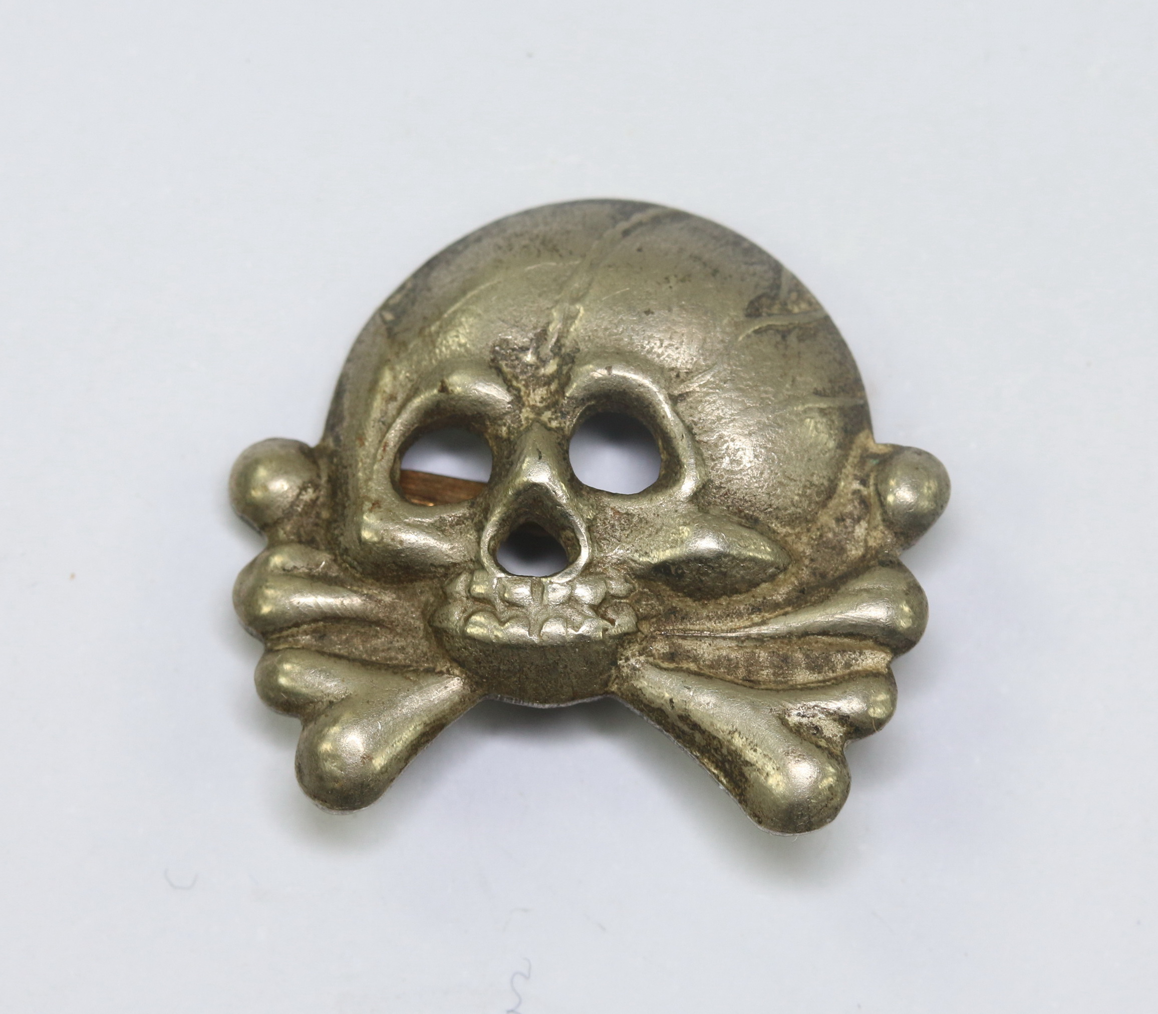 wehrmacht_heer_totenkopf_auflage_f_r_einen_kragenspiegel_der_panzertruppe_buntmetall_1_ Skull for the Panzer Uniform Collar Patch.(Brass). – Bild 1