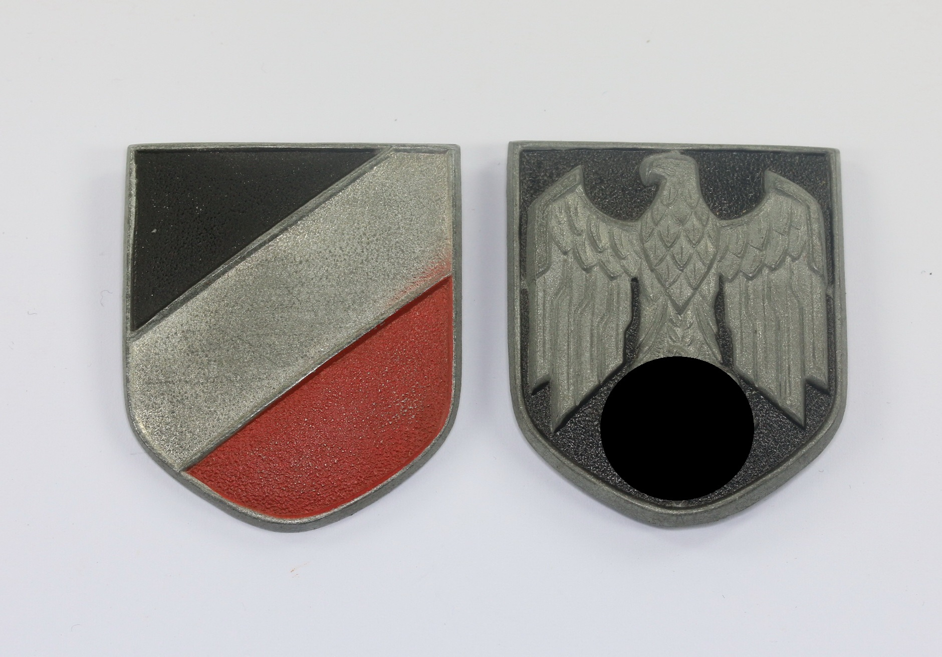 Eagle and Nationality Shield Badges for the Tropical Helmet. – Bild 1