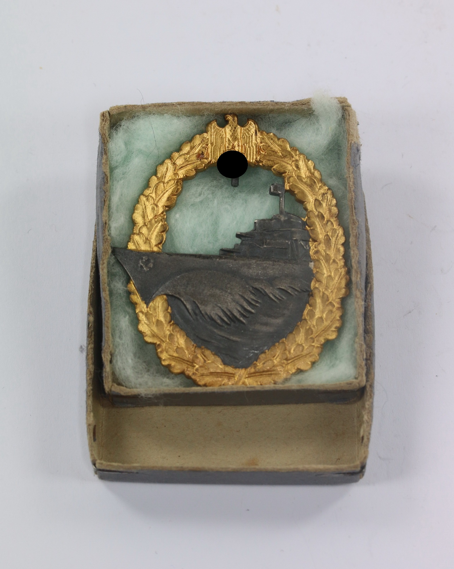 Zerstörer Kriegsabzeichen, Hst. Schwerin Berlin 68, in Verleihungsschatel – Bild 1