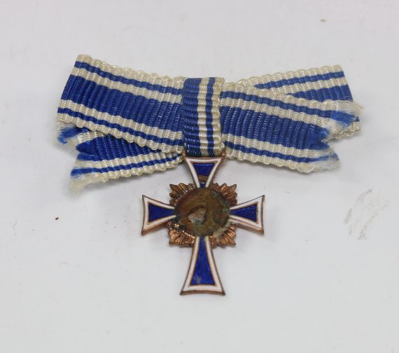 16_mm_miniatur_mutterkreuz_in_bronze_an_schleife_hst