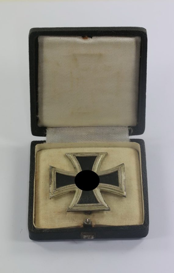Eisernes Kreuz 1. Klasse 1939, Hst. 26 (B.H. Mayer, Pforzheim), im Etui (eckiger Drücker) (1)