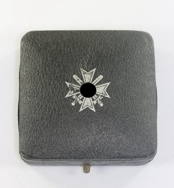 Etui für ein Kriegsverdienstkreuz 1. Klasse mit Schwertern, mit Abbildung der Auszeichnung mit Hakenkreuz (1)
