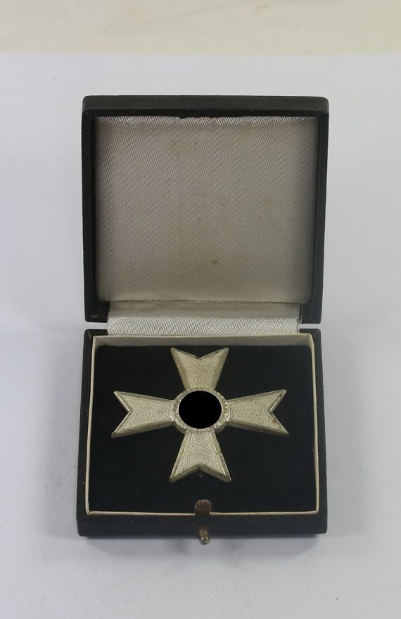 Kriegsverdienstkreuz 1. Klasse (ohne Schwerter), Hst. 50 (Karl Gschiermeister, Wien), im Etui (1)