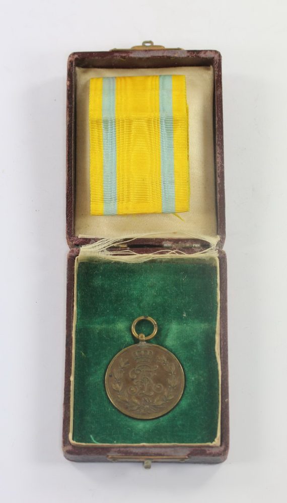 Sachsen, Friedrich August Medaille in Bronze, an Kriegsband, im Etui (1)