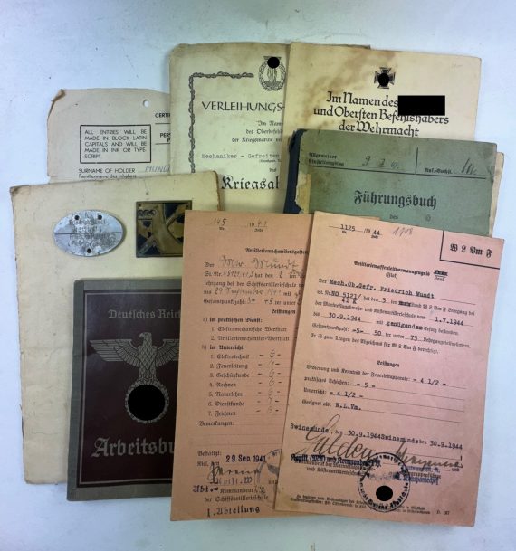 Urkunden-, Dokumenten Gruppe + Mützenabzeichen + Erkennungsmarke 20. Vorpostenflotille (1)