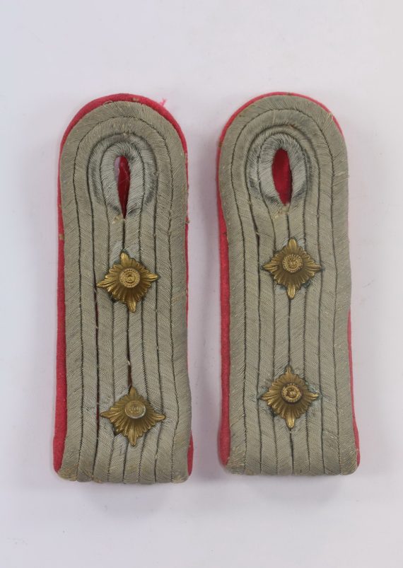 Wehrmacht Heer, Paar Schulterklappen für einen Hauptmann der Panzertruppe (Waffenfarbe Rosa) (1)