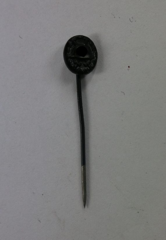 _9_mm_miniatur_verwundetenabzeichen_in_schwarz_1939_hst