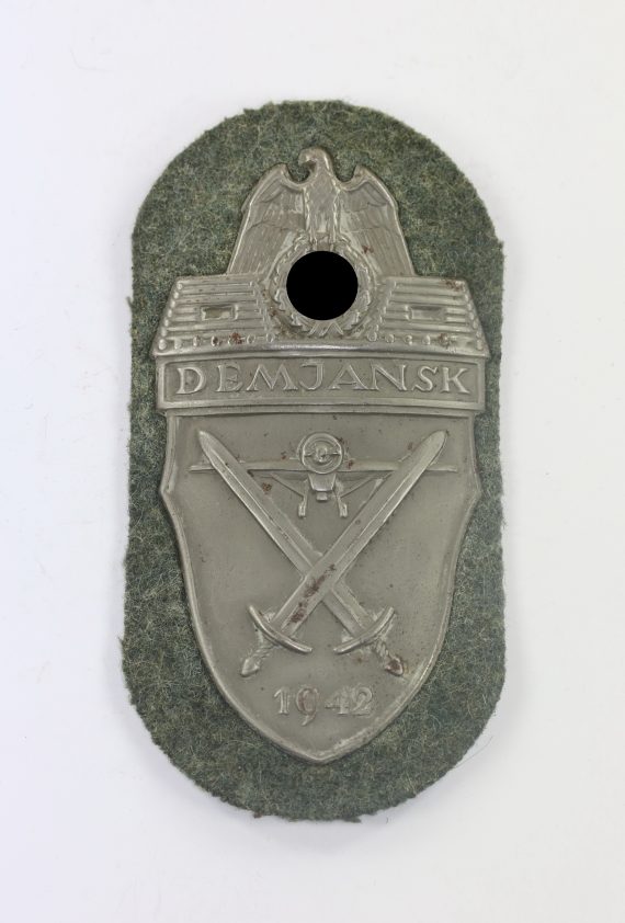 _demjanskschild_auf_heeresstoff_missing_log_variante_1__1