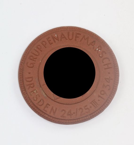 _mei_en_plakette_sa_gruppenaufmarsch_dresden__der_sa_mann_ist_revolution_r_er_ist_stark_in_der_liebe_und_stark_im_hass_1__1