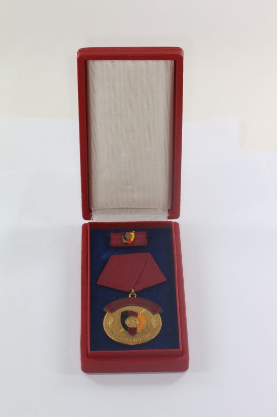 ddr_verdienter_mitarbeiter_der_staatssicherheit_stasi_im_etui_mit_feldspange_1_