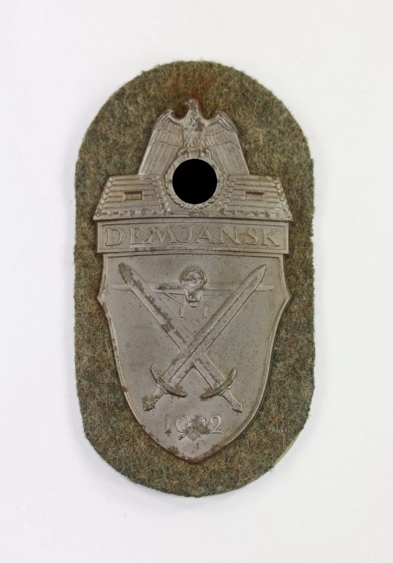 demjanskschild_auf_heeresstoff_typ_4_1__1