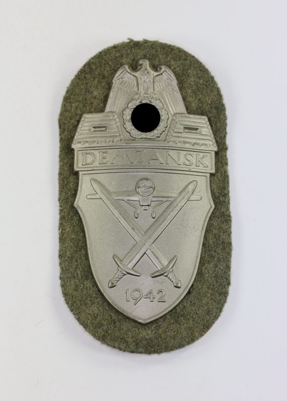 demjanskschild_auf_heeresstoff_typ_4_1__1_1