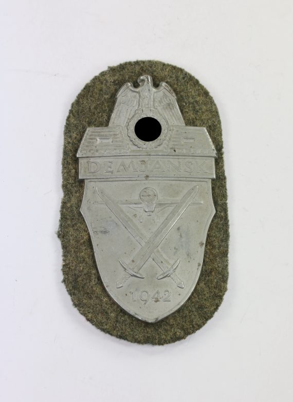 demjanskschild_auf_heeresstoff_typ_4_1__1_2