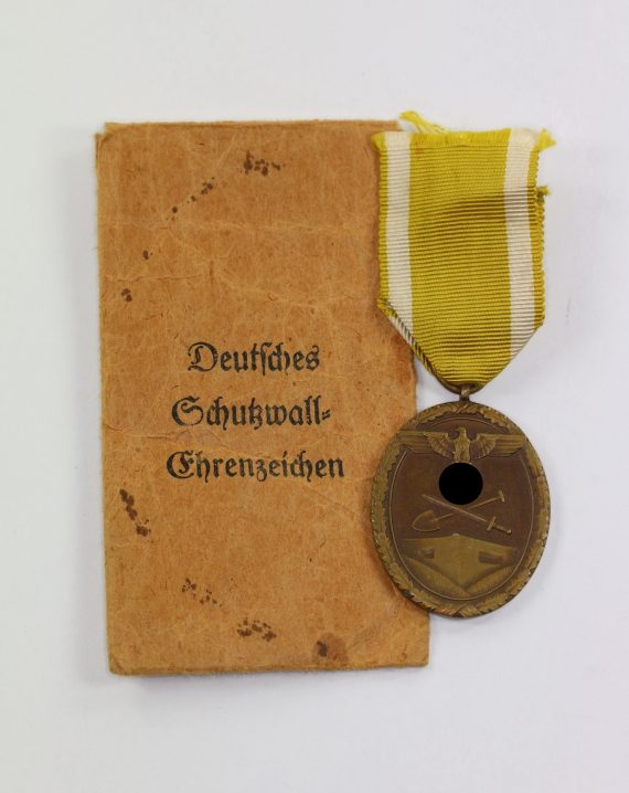 deutsches_schutzwall_ehrenzeichen_in_verleihungst_te_august_menze_sohn_wien_vi_1__1