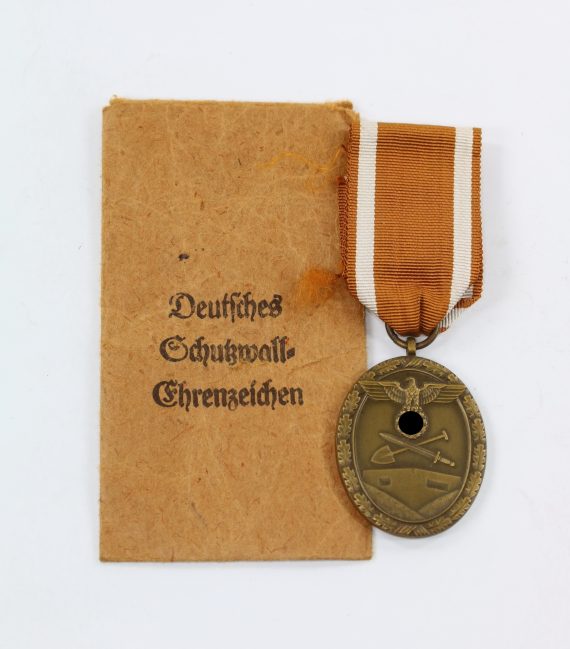 deutsches_schutzwallehrenzeichen_in_verleihungst_te_friedrich_orth_1__1