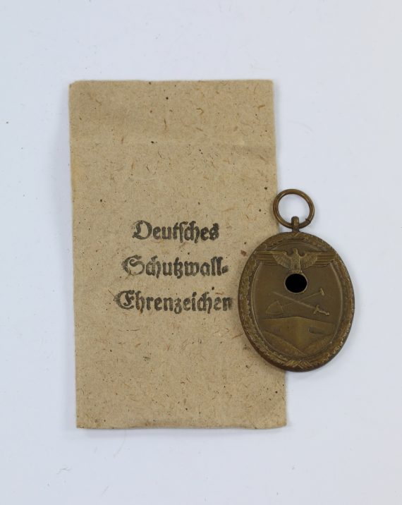 deutsches_schutzwallehrenzeichen_in_verleihungst_te_karl_poellath_1__1