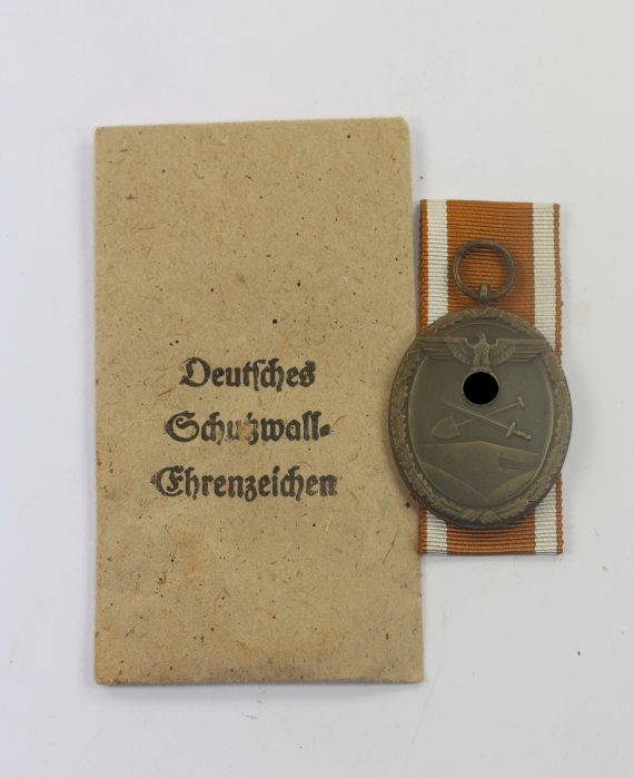 deutsches_schutzwallehrenzeichen_in_verleihungst_te_karl_poellath_schrobenhausen_1