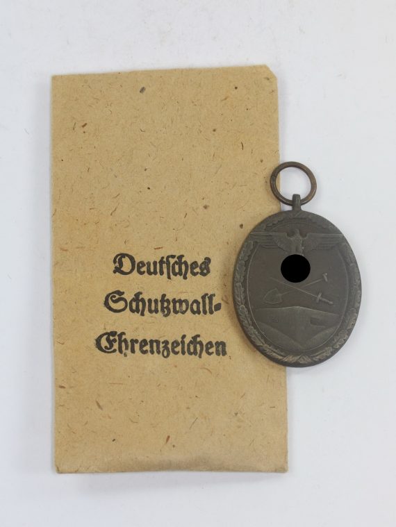 deutsches_schutzwallehrenzeichen_in_verleihungst_te_karl_poellath_schrobenhausen_1__10_4nd