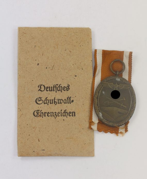 deutsches_schutzwallehrenzeichen_in_verleihungst_te_karl_poellath_schrobenhausen_1__8_4nd