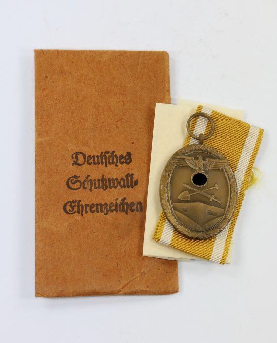 deutsches_schutzwallehrenzeichen_in_verleihungst_te_sohni_heubach_co_1__1