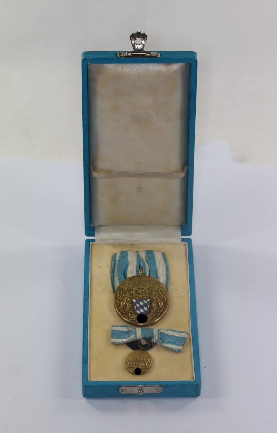 ehrenzeichen_des_bayerischen_industriellenverbandes_f_r_40_jahre_treue_dienste_im_etui_carl_poellath_schrobenhausen_mit_hakenkreuz_1__1_4nd