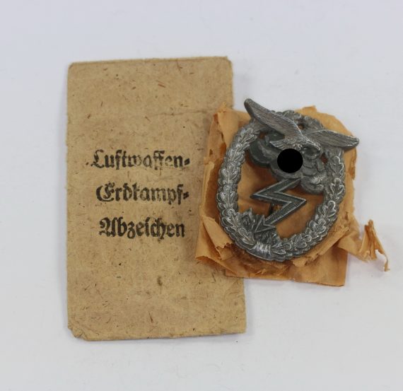 erdkampfabzeichen_der_luftwaffe_arno_wallpach_in_verleihungst_te_1__1