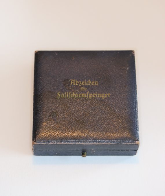 etui_f_r_ein_fallschirmsch_tzenabzeichen_des_heeres_abzeichen_f_r_fallschirmspringer_1__1