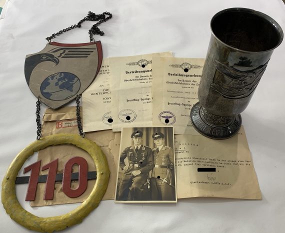 gruppe_ehrenpokal_f_r_besondere_leistungen_in_luftkrieg_fernaufkl_rer_beim_oberbefehlshaber_der_luftwaffe_hans_b_lting_1__1
