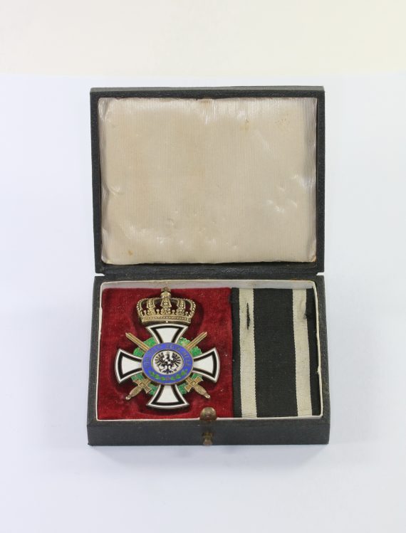 hausorden_von_hohenzollern_ritterkreuz_mit_schwertern_hersteller_s_w_937_1_