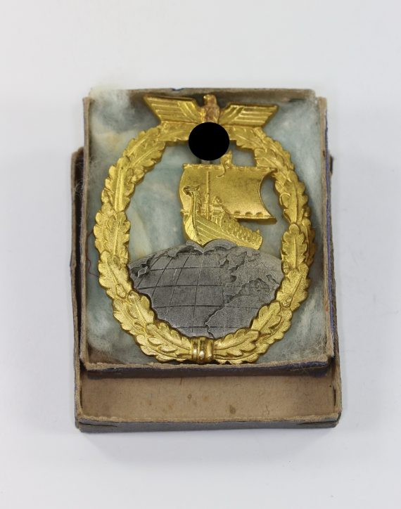 hilfskreuzer_kriegsabzeichen_hersteller_schwerin_berlin_in_verleihungsschachtel_1__1