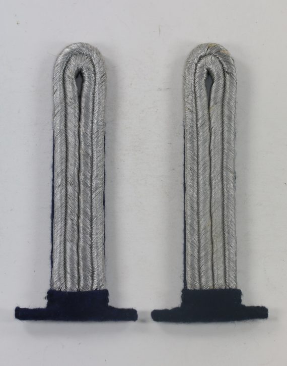 kriegsmarine_paar_schulterklappen_f_r_einen_f_hnrich_zur_see_dunkelblaue_ausf_hrung_1_