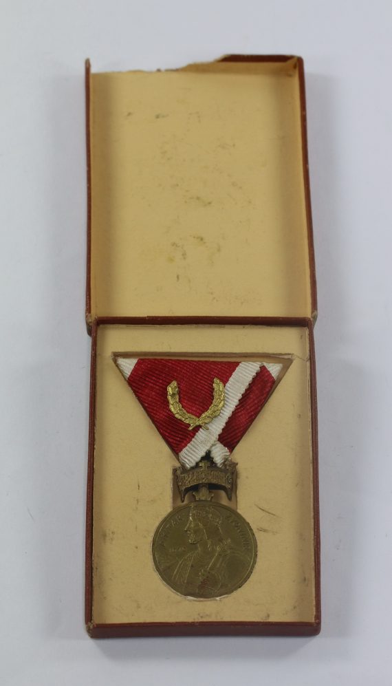 kroatien_ustascha_medaille_orden_der_krone_k_nig_zvonimirs_bronze_im_etui__srebrna_kolajns_krune_kralja_zvonimira_s_hrasiovim_grancicama_1__4nd