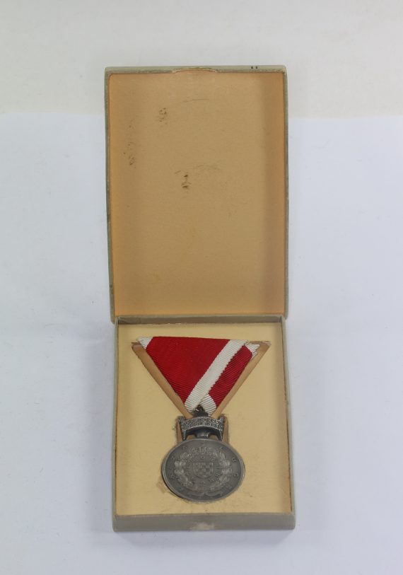 kroatien_ustascha_medaille_orden_der_krone_k_nig_zvonimirs_silber_im_etui__srebrna_kolajns_krune_kralja_zvonimira_na_ratinoj_vrpci_1__4nd