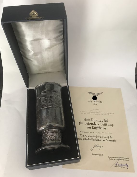 luftwaffe_ehrenpokal_f_r_besondere_leistungen_in_luftkrieg_im_etui_mit_urkunde_1__1