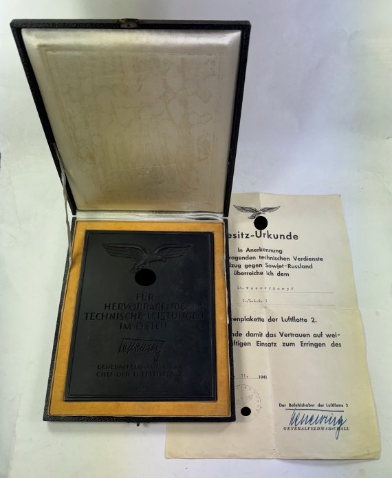 luftwaffe_plakette_f_r_hervorragende_technische_leistungen_im_osten_im_etui_mit_urkunde_1__1