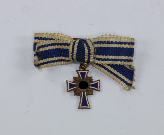miniatur_mutterkreuz_in_bronze_an_schleife_16_mm_1__1