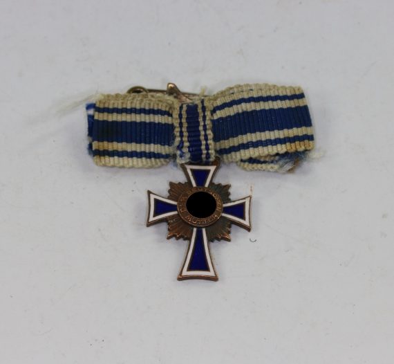 miniatur_mutterkreuz_in_bronze_an_schleife_1__1