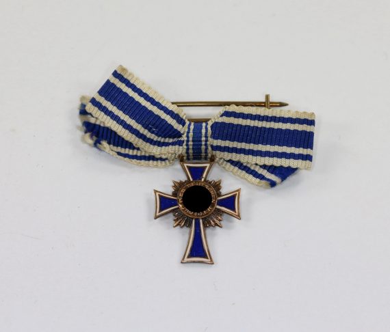 miniatur_mutterkreuz_in_bronze_an_schleife_1__1_2