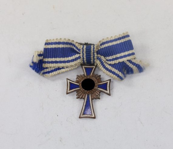 miniatur_mutterkreuz_in_bronze_an_schleife_hst