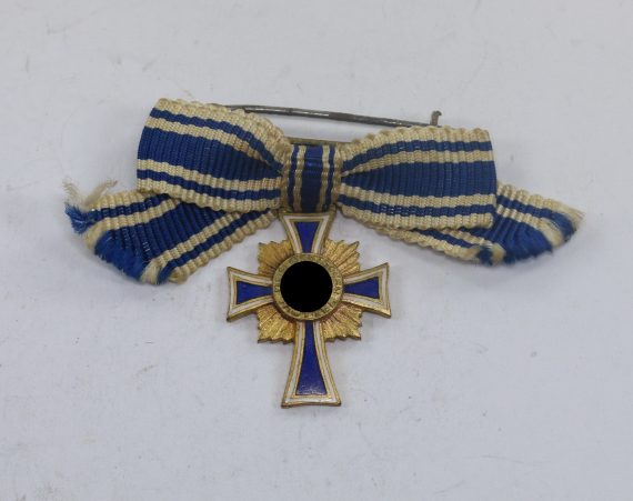 miniatur_mutterkreuz_in_gold_an_schleife_1__13